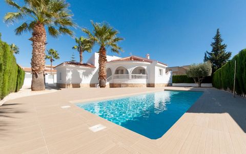 Villa te koop in Ciudad Quesada, Alicante, Costa Blanca Het huis is gelegen op een perceel van 586m2, waarvan we meer dan 190m2 bebouwd vinden. Het huis met 3 slaapkamers en 3 badkamers, woonkamer, eetkamer, keuken, terras, solarium, tuin met privé z...