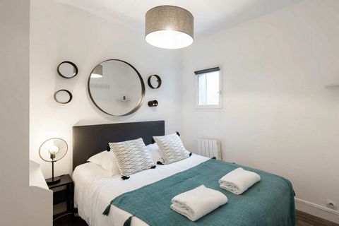 Nestling in the heart of the charming coastal town of Trouville-sur-Mer, this flat offers an idyllic getaway for lovers of the sea and authentic charm. Ideally located, our accommodation is just a short stroll from the seafront, golden beaches and th...