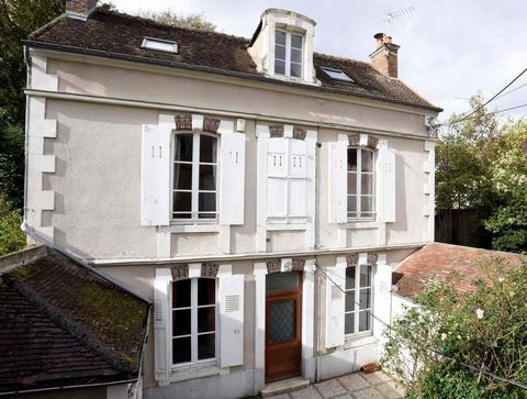 Gerestaureerd oud familiehuis in het centrum van Auxerre Dit zorgvuldig gerestaureerde oude familiehuis is gelegen in het hart van het centrum van Auxerre. Weggestopt op een binnenplaats en grenzend aan een privépark, biedt het een vredige en stille ...