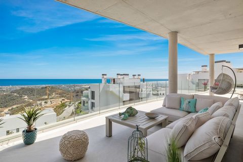 Brand new top quality penthouse in Quercus Real de la Quinta All on one floor Orientated east to west all day sun and with amazing open panoramic views to the Mediterranean and the coast Living and dining area with an open plan fully fitted kitchen w...