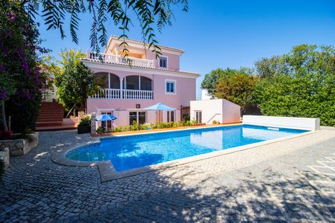 This well-maintained villa with private swimming pool and sea views, is in a quiet area in Vale da Lama, close to the Palmares Golf Resort and the famous Ria de Alvor. The villa is split in 3 different levels and the layout is as follows: The ground ...