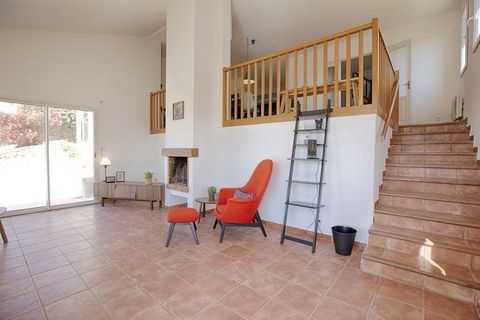 The modern villa is located in the Rhone Alpes. Ideal for a family, it can accommodate 8 guests and has 4 bedrooms. It has a private swimming pool with deckchairs and parasol for you to make the most of your holidays. The tourist attraction of Vallon...