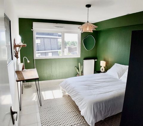 We welcome you to Bordeaux where we present this bright 11 m² room in a coliving apartment located in the Ginko eco-district. Arranged and redesigned, this room offers a functional desk and clever storage. By choosing this room, you will have all the...