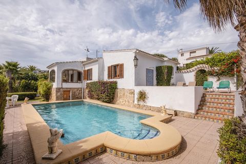 Rustikale und klassische Villa mit privatem Pool in Javea, an der Costa Blanca, Spanien für 6 Personen. Das Haus liegt in einer hügeligen und residentiellen Umgebung und etwa 2 Km entfernt vom Strand von El Arenal, Javea. Das Haus hat 3 Schlafzimmer,...