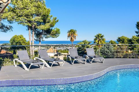 Grosse und komfortable Villa in Denia, Costa Blanca, Spanien mit privatem Pool für 4 Personen. Das Haus liegt in einer residentiellen Umgebung und etwa 4 Km entfernt vom Strand von La Marineta Casiana. Das Haus hat 2 Schlafzimmer und 2 Badezimmer. Di...