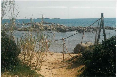 Bonifacio, les pieds dans l'eau. Villa et sa piscine vue sur les iles Cavallo et Lavezzi. Un parc de 2 hectares planté et sa plage de sable. Une situation exceptionnelle.