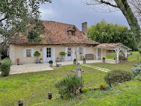 Charming 17th Century Perigourdine home in perfect condition exuding a warm and welcoming ambiance with spacious living space, 3 bedrooms and a beautiful light filled artist studio. The renovation is of excellent quality with the potential to create ...
