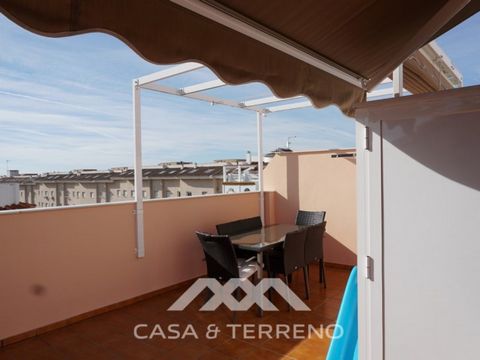 Mooie penthouse in Vélez-Málaga. Het is gelegen in een buurt zeer dicht bij supermarkten, winkels, restaurants en banken. Slechts vijf minuten van de kust en de golfbaan en een half uur van de luchthaven van Malaga. Het huis heeft drie slaapkamers en...