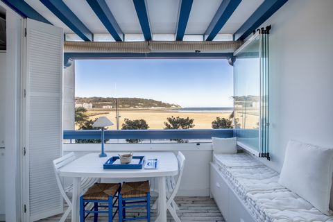A real crush for this refurbished apartment on the 1st line of the beach of Hendaye district sokoburu. From floor to ceiling, no work is to be expected, a tailor-made layout made by an architect, a little gem! Fully equipped kitchen opening onto a br...