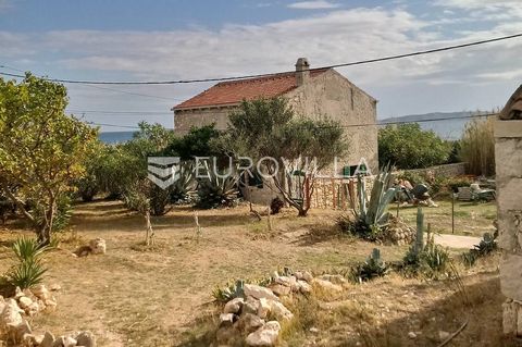 Vele Srakane, stone house 160 m2 on a plot of 585 m2. The islet of Vela Srakana is about 7 nautical miles from the center of Mali Lošinj. Currently, an undiscovered pearl on the Adriatic, without touristic capacity, yet with huge potential for good d...