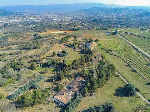 This hamlet set in 7.5 hectares in a delightful setting on the northern slopes of the Luberon comprises five stone-built buildings offering a total of 2000 sqm of floor space. Oozing with charm and authenticity, the ensemble also features an open-air...