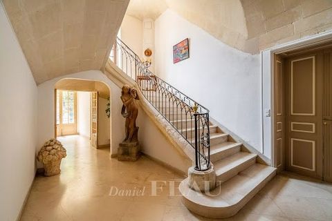 This peaceful 17th century private mansion located in the heart of Tarascon 15 minutes from Avignon TGV station and 1 hour from Marseille Airport had the good fortune to have been unscathed during WW2. Although not listed, it nonetheless boasts super...