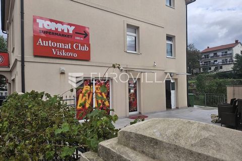 Rijeka, Viškovo, office space on three floors, 300 m2. We present to you this extraordinary opportunity to rent a beautiful three-story office space in the very center of Viškov. Located in one of the most attractive and frequented locations in Viško...