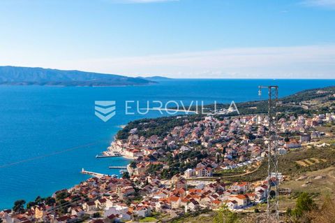 Brač, Bol, an attractive building plot with a project in a beautiful location near Bol. The total area of the land is 2,640 m2. The plot offers a view of the sea, and there is a beautiful beach within walking distance. In terms of infrastructure, ele...