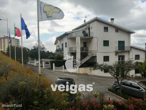 Building located in the center of Gouveia, excellent location! It has a total of 5 apartments and a clinic. In the basement has an apartment T1, several rooms for storage and two garages with generous areas. Outside you can enjoy a leisure area with ...