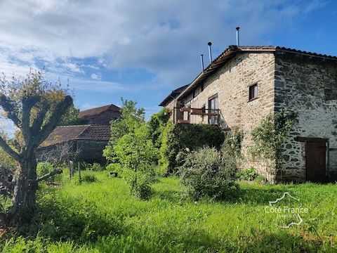EXCLUSIVITÉ : Cette maison individuelle authentique, vieille de 500 ans, se trouve sur le flanc d'un hameau et offre une vue magnifique sur les monts du Cantal. La maison d'environ 115 m2, dispose d'un bel escalier ancien donnant accès à l'espace de ...