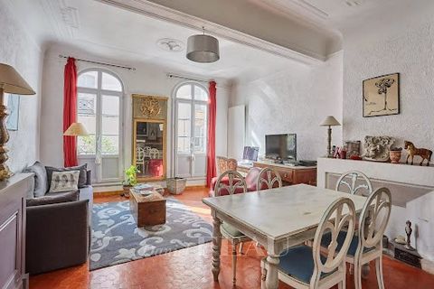 This 17th century property oozing with period charm is located in the heart of Riez, a character village steeped in history set on the border between Provence and the foothills of the Alps. About 300 sqm of bright living space in total includes a liv...