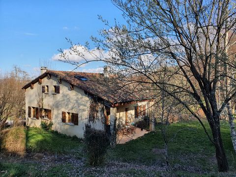 10 minutes from Foix in the quiet countryside. Very pleasant house from 2004 T7 of 220 m² with large basement of 100 m² on a plot of 1693 m² with trees and sunshine. This house consists of a large basement + an office on the ground floor. On the gard...