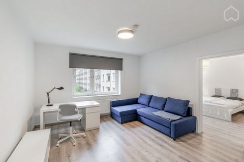 Bright and spacious apartment with two bedrooms, built-in kitchen and balcony facing the sun. The apartment is located in a quiet but centrally located quarter of Holsterhausen, only two stops by subway to Essen main station. The subway station Savig...