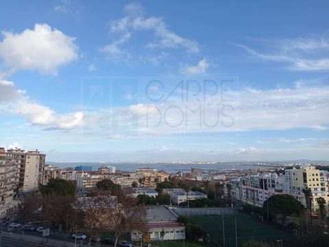 3 bedroom flat, completely refurbished, including plumbing and electricity, located in a central area. Property consisting of: - Suite with wardrobe - 16 m2 + 5 m2 (bathroom); - 2 bedrooms with wardrobes - 14 m2 and 16 m2; - Entrance hall; - Living r...
