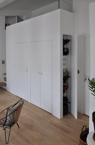 Möbliertes, charmantes Appartement am Fuße der Treppe und in der Nähe des Parks von Sacré Coeur im 18. Pariser Stadtteil Montmartre, in einem typischen Montmartrois-Gebäude, im 4. und letzten Stock. Es gibt ein Wohnzimmer mit offener Küche, ein Dusch...