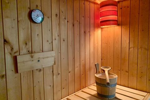 ¡Bote de remos incluido! Estupenda casa de vacaciones con sauna, jacuzzi y chimenea. La casa de madera de estilo escandinavo se encuentra en una pequeña y tranquila zona de casas de vacaciones directamente en el lago Dümmer. Tiene una excelente calid...