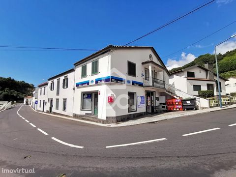 House with 4 Bedrooms and Commerce 2 Fronts Wide Social Area Terrace Licensed for AL Accessibility View over the river The parish of Povoação, where the first settlers of the island of São Miguel set foot and where the county seat is located, is the ...