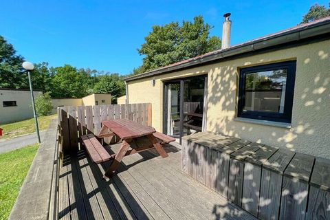 Renovated bungalow for 6 people with 2 bedrooms near the lake of Vallée de Rabais in Virton. Recently renovated bungalow with living/bedroom with sitting area (1 x double sofa bed), TV, wood-burning stove, dining area and kitchenette with 4 hotplates...