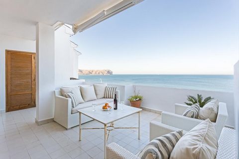 Bel appartement confortable avec piscine communale à Javea, Costa Blanca, Espagne pour 6 personnes. L'appartement est situé dans une région balnéaire et résidentielle, à 25 m de la plage de Playa Cala Blanca, Javea et à 0,025 km de Mediterraneo, Jave...