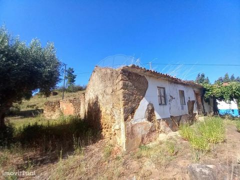 House for reconstruction in Cafuz, Praia do Ribatejo   House with 101 m2 on a plot of 880 m2 , in a very pleasant area, where you can benefit from contact with nature . Great potential to build the villa of your dreams . It can also be sold together ...