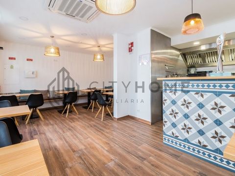 Fantastic building in the historic center of Albufeira, located 70m from the fishermen's beach, completely restored and composed of: - Renovated restaurant ready to work on the ground floor; - Apartment T2 Duplex: 2 bedrooms 2 bathrooms Common room F...