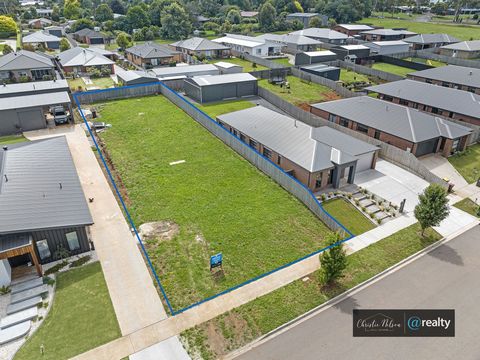 Start your new home venture in the desirable Mitchell's Rise Estate with this 814m2 block. Situated amongst quality homes and only a short walking distance from all school precincts, this is a great place to land your feet. With an aspect facing the ...