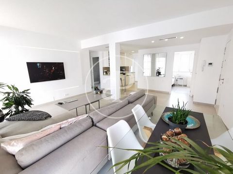 FALT FOR SALE IN GANDIA. aProperties presents this flat, which has the particularity of being the only holiday residence of the modern movement on our coasts with its characteristics of urbanisation open to the city. These consist of large landscaped...