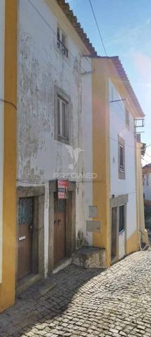 Old house with terrace in the old town. Views of Serra da Penha Comprising 3 floors, terrace and attic. It only needs minor interventions. Good location.