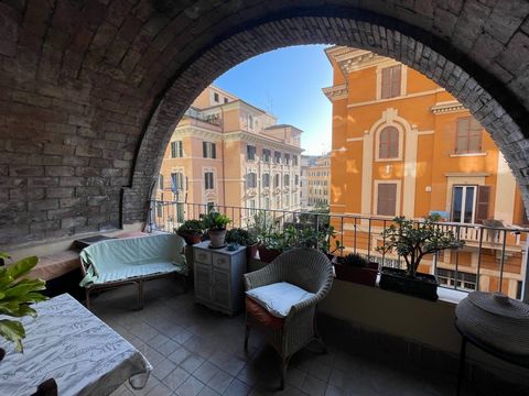 Monteverde Vecchio and more precisely in Via di Ponziano (a side street of Viale di Trastevere that connects it to Monteverde Vecchio, near the Trastevere railway station) we offer a particular and independent townhouse on three levels in excellent c...