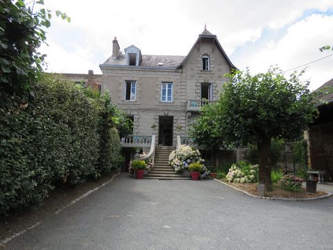 Next to the hippodrome horse racecourse of Pompadour you will find this charming house which offers you the possibility to live and work in the south of France. From the road you acces the property via an automatic gate. On the right side of the lane...