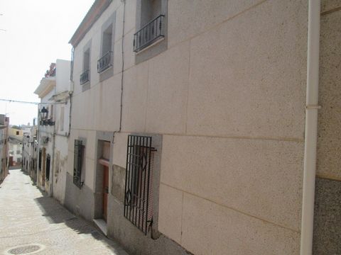 A large townhouse for sale in the district of San Antonio close to the little chapel in Albox.On the ground floor there are two bedrooms,lounge,kitchen and bathroom.Off the lounge there is a large private patio ideal to transform into a garden area.O...