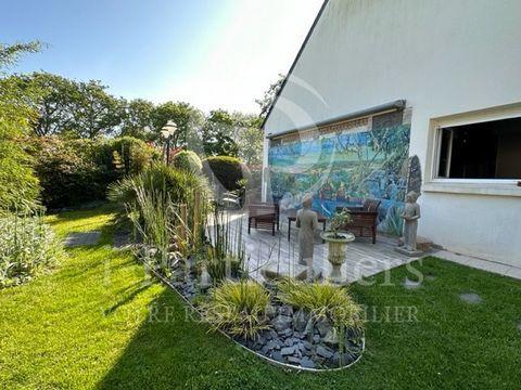 A stone's throw from the magnificent beaches of southern Finistère, come and discover this beautiful house from 1993, built on a garden with taste and without vis-à-vis. You will be captivated by the peaceful atmosphere of this house with its double ...
