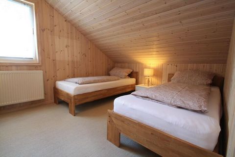 Mooi vakantiehuis met sauna, whirlpool en open haard direct aan het Dümmermeer. Het kleine vakantiehuisgebied is idyllisch gelegen in een natuurgebied in de heuvels en meren van West-Mecklenburg, ongeveer 18 km van de hoofdstad Schwerin. Het zeven ki...