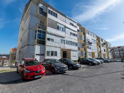 Refurbished 3 bedroom flat in the centre of Odivelas. The flat is located just a few minutes from the Odivelas metro station, as well as very close to numerous Carris Lisboa buses, which take you to the various locations in the city of Odivelas and L...