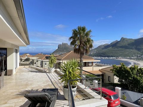 Detta är en exklusiv fastighet som erbjuder det bästa av två världar – utsikt över bergen och havet, och ett bekvämt läge nära hjärtat av Kapstaden. Detta lyxiga trevåningshus är den perfekta platsen för utomhusunderhållning. Med en stor glittrande p...