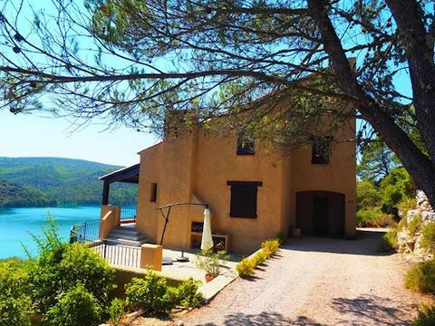 House on the edge of the lake of Esparron de Verdon in an exceptional environment and view. 7-room villa of 130m2 on three levels, comprising. Ground floor, living room with fireplace, kitchen open to the living room, bathroom, closed toilet, cloakro...