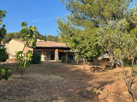 Côté particuliers offers you in Pierrerue, 2 minutes from Saint Chinian, this single-storey villa type 4, of 160m2 on a plot of more than 1800m2 with a breathtaking view of the Col de Fonjun. In the garden you will find a small orchard in the middle ...