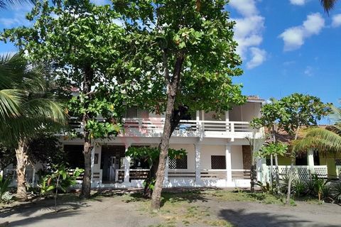 This beautiful beach house offers spacious living areas, beautiful green areas to enjoy the tranquillity of the beach, a refreshing swimming pool and lovely terraces all complemented by its privileged location on the main street of Poneloya. A beach ...
