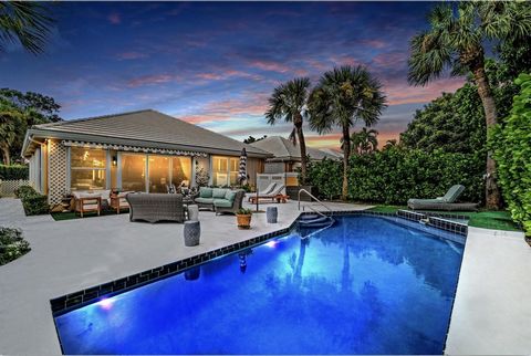 One level living, Palm Beach Style! Welcome to Bear Island in desirable West Palm Beach - a tree-lined 24/7 manned gated Community. You'll love this stunning ''Palm Beach'' inspired 3 bedroom partially furnished POOL home w/spacious rooms, volume cei...