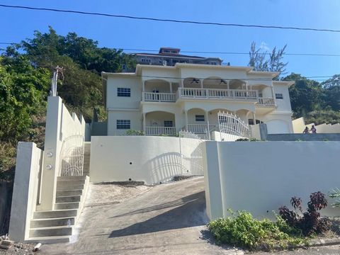Five (5) bedroom, four (4) bathrom house on two levels with spectacular sea and coastal views. This brand new house is located in Cardiff Hall, Runaway Bay, primarily, a villa community. The northern facing views are best exprerienced from the balcon...