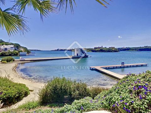 House of 90 m² built with a 10 m² terrace, views of the sea and the port of Maó. It is a vorera hut-type property on the outskirts of the centre of Maó and a short distance from the heart of the city with all its amenities. The house was built in 195...