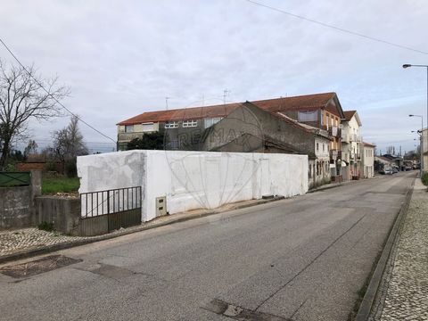 LAND WITH HOUSE TO REBUILD - GRANJA DO ULMEIRO Old house to rebuild or demolish, integrated in a plot of generously sized land, in the noblest street of Granja do Ulmeiro, its south entrance. The sale includes three items, one urban with 202 m2, wher...