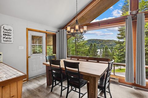 Exceptional view of the lake! Rare on the market, here is a 2 bedroom rental cottage located just steps from a private beach! Fully equipped and ready to operate, this chalet is strategically located 1h15 from Montreal. Its rustic character and typic...