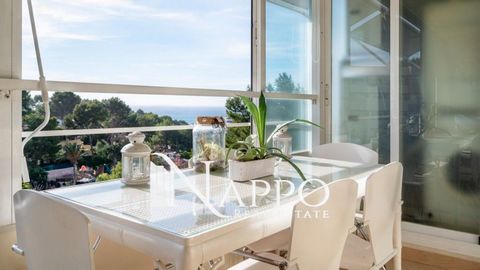 Nappo Real Estate offers for sale this attractive 2 bedroom top floor flat for sale in Portals Nous, within walking distance to the town centre and the exclusive marina of Puerto Portals.Elegantly refurbished, it offers a living-dining room, kitchen,...